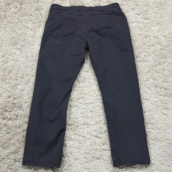 IZOD Men's Dark Gray Straight-Leg Jeans - Picture 4 of 7